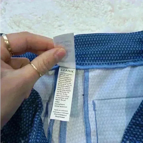 SPANX Sunshine Solutions Shorts 4” Pull On Stretch Geo‎ Scape Blue Perfect SZ L - Picture 3 of 4